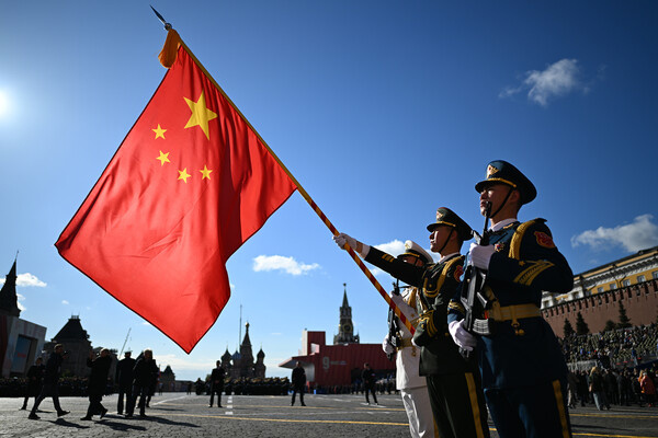 Батальон почетного караула Народно-освободительной армии Китая на Красной площади в Москве перед началом военного парада, посвященного 80-летию Победы в Великой Отечественной войне, 09 мая 2025 года / Пелагия Тихонова/Фотохост-агентство РИА Новости   📷