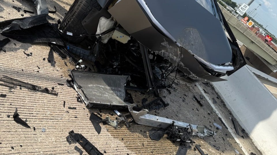 «Пытался съехать прямо с эстакады»: владелица Cybertruck подаёт в суд на Tesla. Иск на миллион долларов 🚗💸