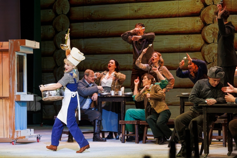    Труппа театра работала с азартом и вдохновением, яркое действо захватывает с первых минут. / Фото: Кирилл Стасько