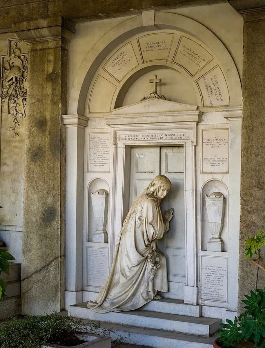 Мраморный надгробный памятник семье Досси Рампинелли Спаленца, изготовленный Джованни Баттистой Ломбарди в 1856 году, расположенный на Монументальном кладбище в Брешии, Италия (Фото из интернета) 