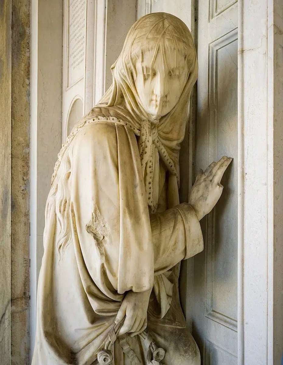 Мраморный надгробный памятник семье Досси Рампинелли Спаленца, изготовленный Джованни Баттистой Ломбарди в 1856 году, расположенный на Монументальном кладбище в Брешии, Италия (Фото из интернета) 