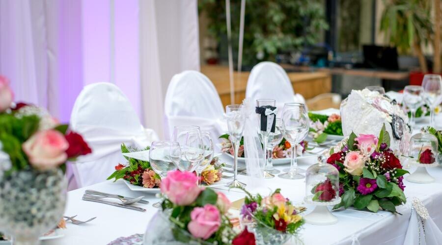    Рейтинг лучших компаний по аренде посуды и мебели в Москве: ТОП-8 на 2026 год Фото: по лицензии СС0 PxHere.com