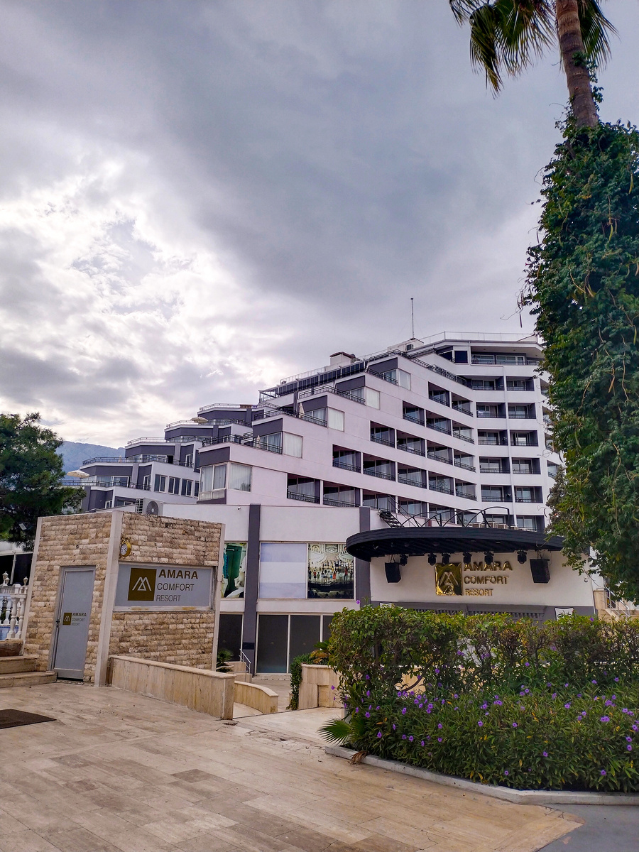 Главный корпус, внизу — амфитеатр