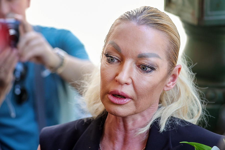 Былая природная красота тает под тоннами грима, а поведение становится всё более странным, благодаря образу жизни