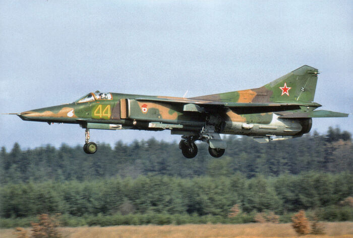 МиГ-27 вооружен шестиствольной пушкой ГШ-6-30. Фото: parkpatriot.ru