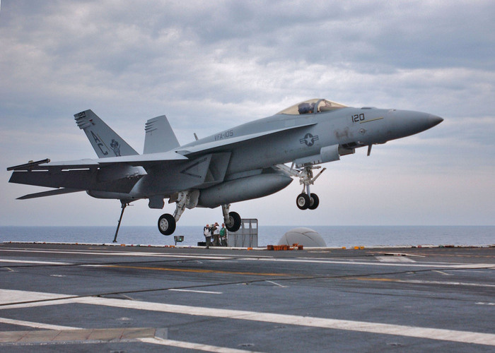 Взлет истребителя F/A-18E/F Super Hornet с палубы авианосца. Фото: wikimedia.org