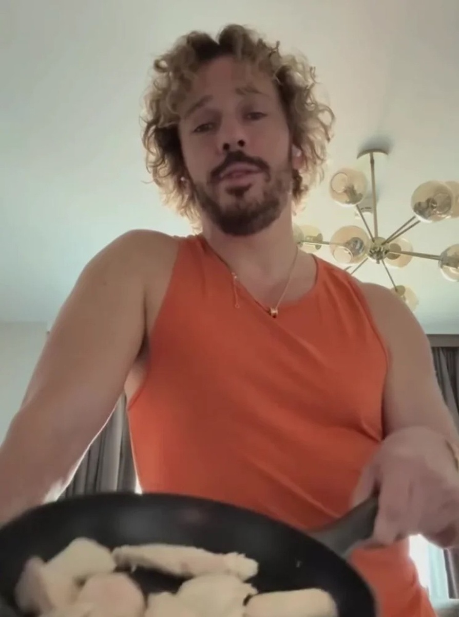    Иноагент поздравил женщин с 8 марта, пожарив курицу. Но поклонницы все равно пришли в восторг от его бицепсов. Фото: кадр видео.