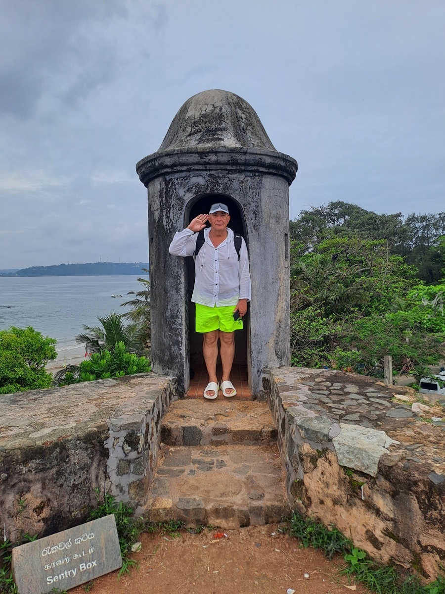 Дневальный по форту Галле - отставной майор. На Цейлоне всё спокойно,- доклад Слевина Келевры.
