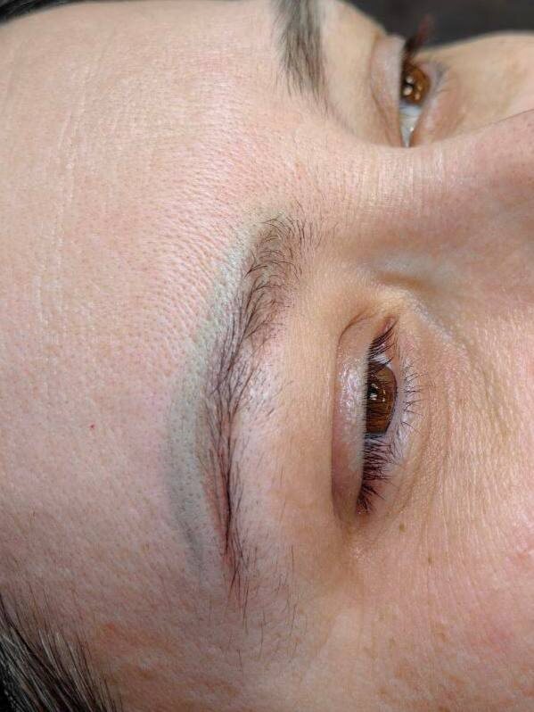 Камуфляж рубцов — не татуаж бровей, где мы хотим насыщенности и чёткости. Здесь другая задача: вписать рубец в цвет кожи, не создавая нового пятна.