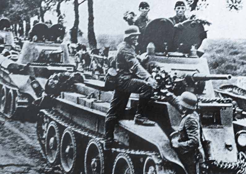 Немецкие солдаты приветствуют советскую колонну танков БТ, осень 1939 г.