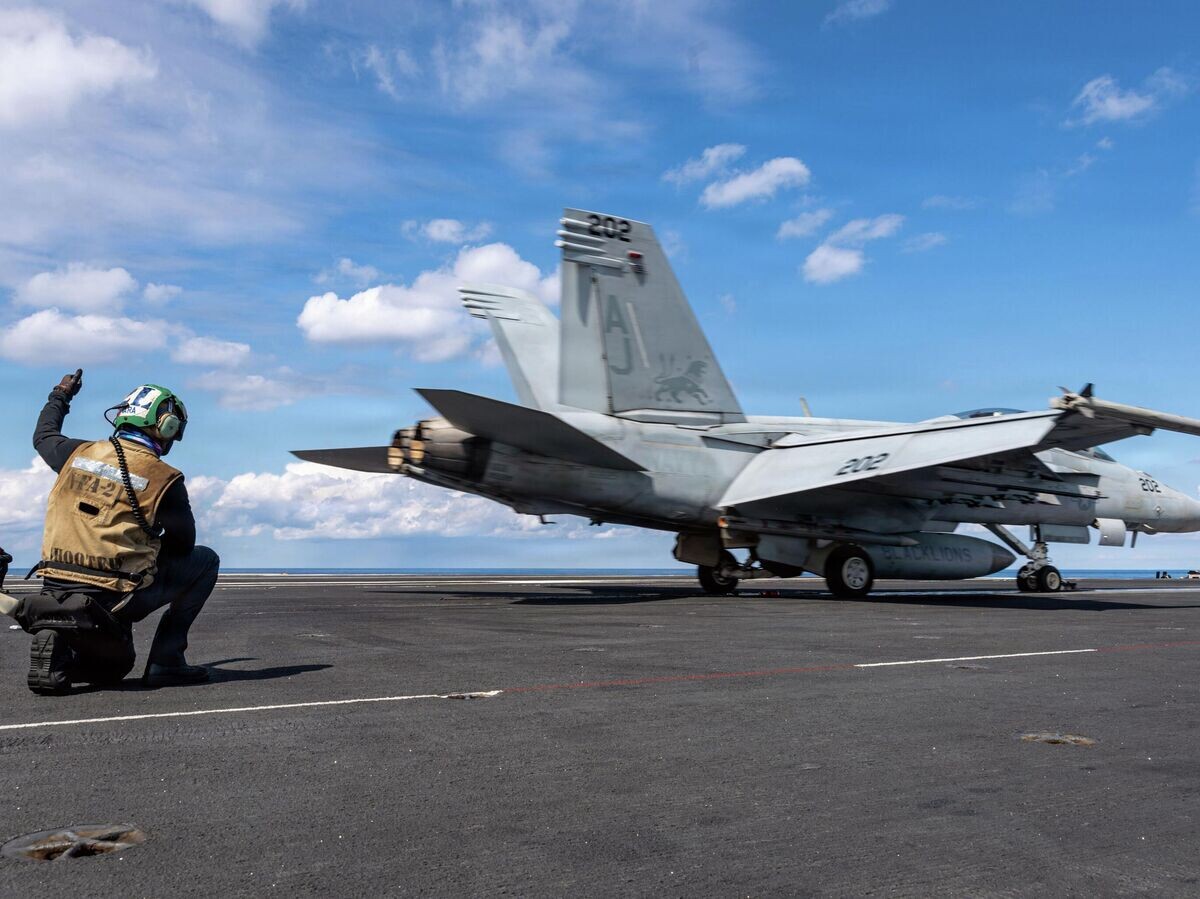    Американский истребитель F/A-18E Super Hornet перед взлётом с авианосца USS Gerald R. Ford в рамках операции "Эпическая ярость"© AP Photo / U.S. Navy