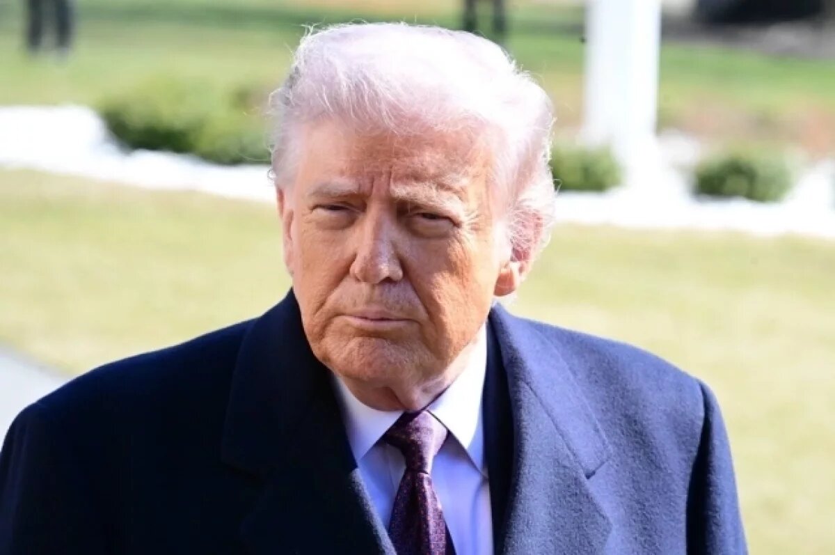    Участник митинга в Кентукки упал в обморок за спиной Трампа