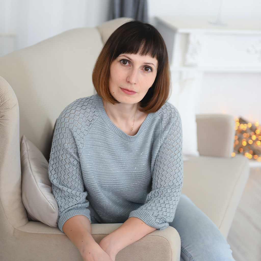 Это я — Елена. Та самая, которая вяжет для вас уют и верит, что красивые мелочи меняют настроение