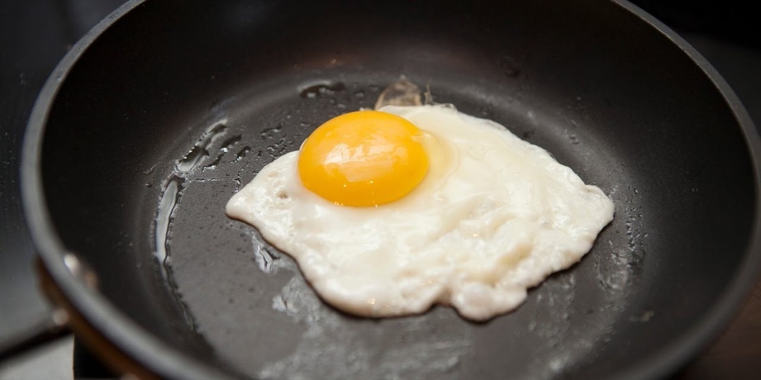 Мы все делаем эту ошибку с утра: почему яичница получается резиновой (и как это исправить)
