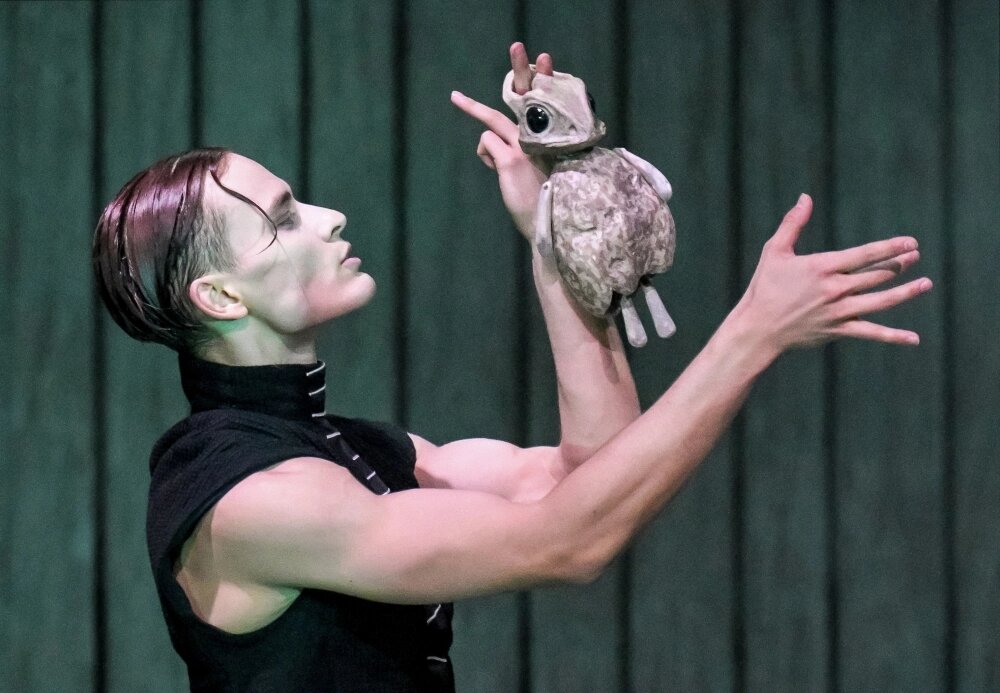    Ильдар Гайнутдинов в роли Мефистофеля в сцене из спектакля «Картины из жизни доктора Фауста» в постановке режиссера Егора Дружинина. Фото: РИА Новости/ Алексей Никольский