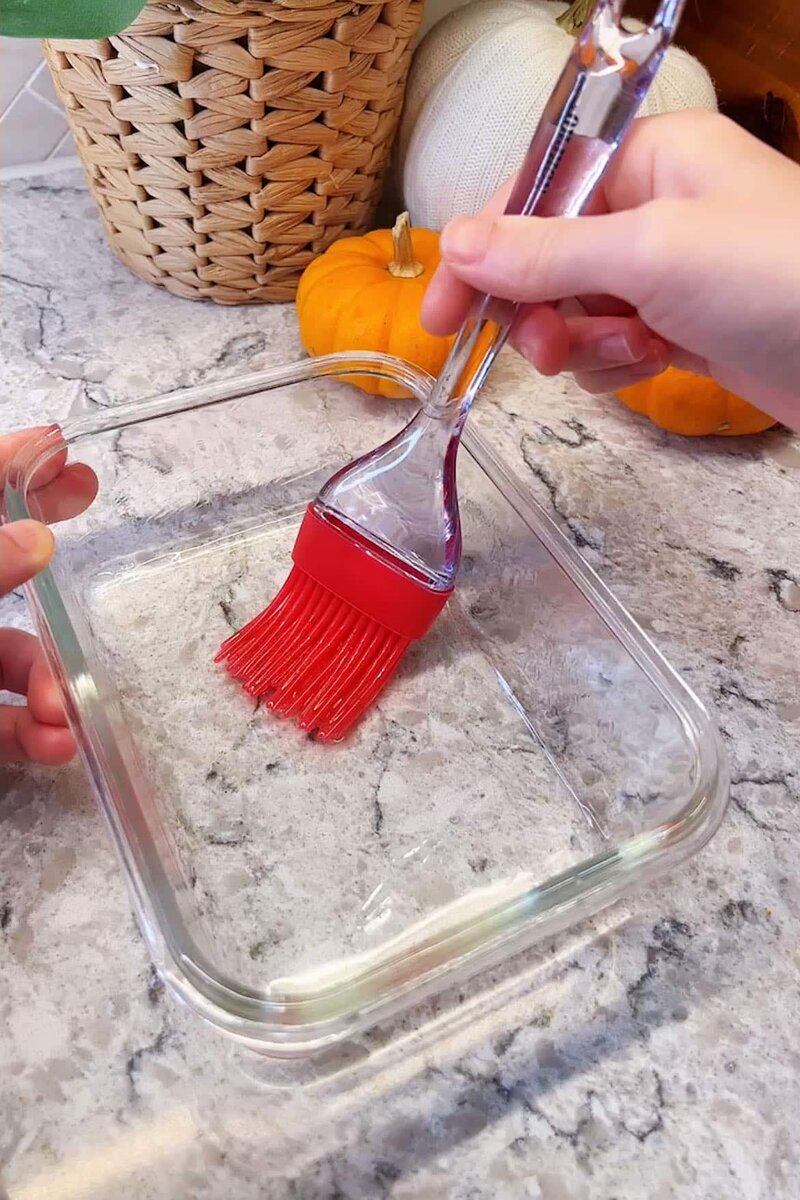 Смажьте форму маслом.