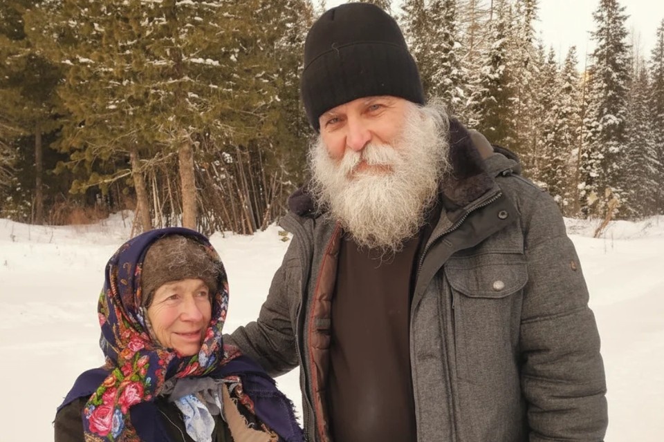    Агафья Карповна и ее духовный отец. Фото: иерей Игорь Мыльников.