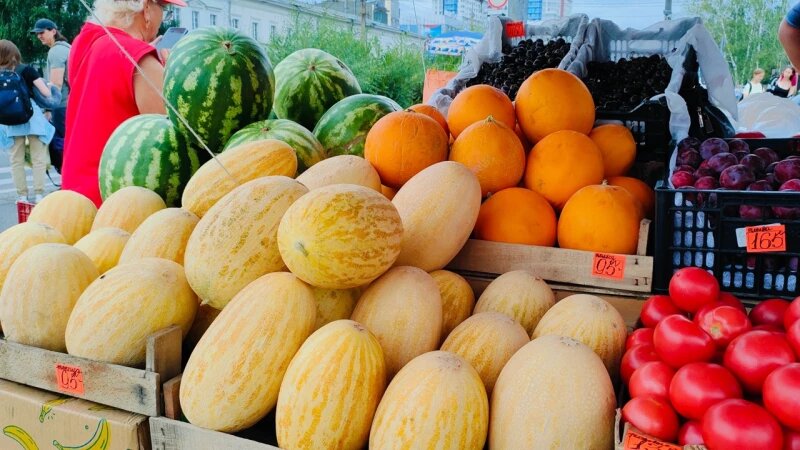     Ягоды, фрукты и грибы на площади Спартака в Барнауле. altapress.ru