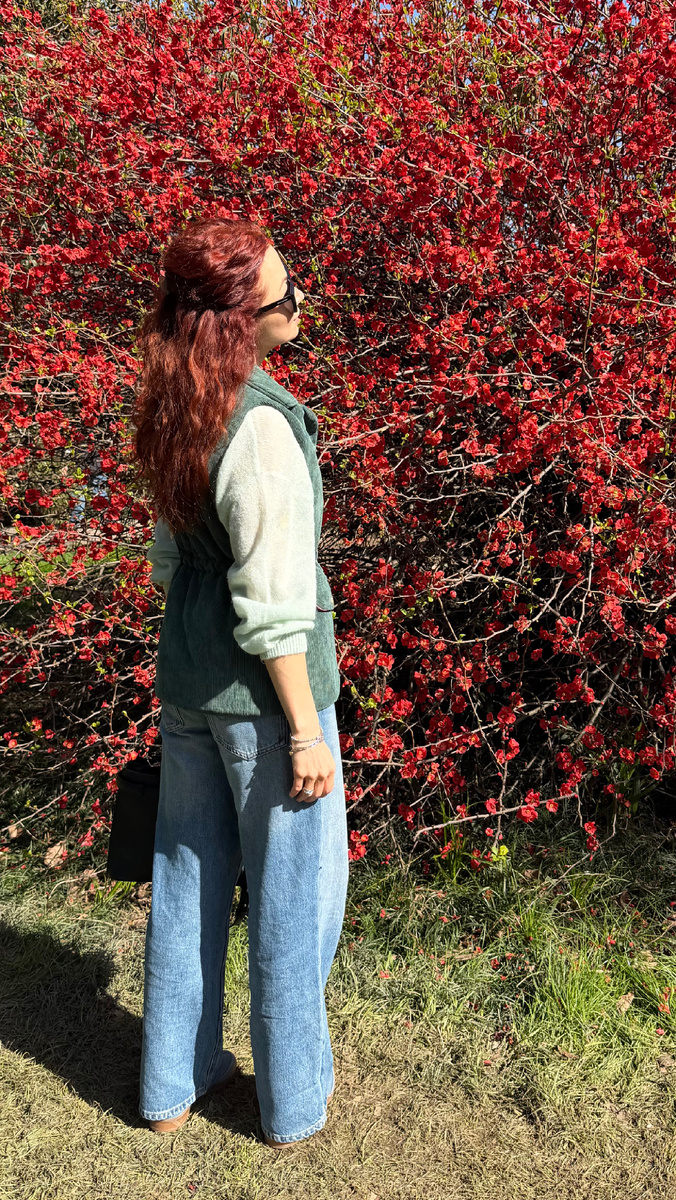 На мне джинсы Annemore, кардиган Sela и жилет, который я купила в Сочи в магазине у самого моря. 