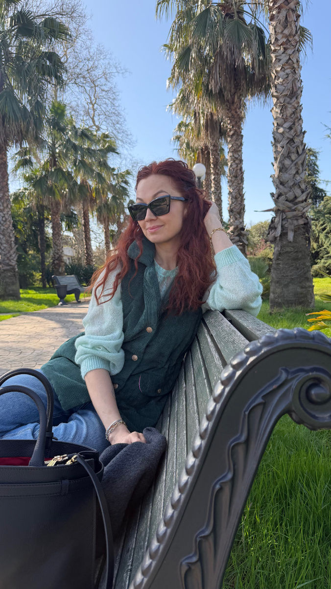 Легкое пальто поверх утепленного жилета — отличное решение. Всегда можно снять и снова надеть, если показалось, что воздух стал свежее или с гор подул бодрый ветер. У меня пальто TO BE ONE.