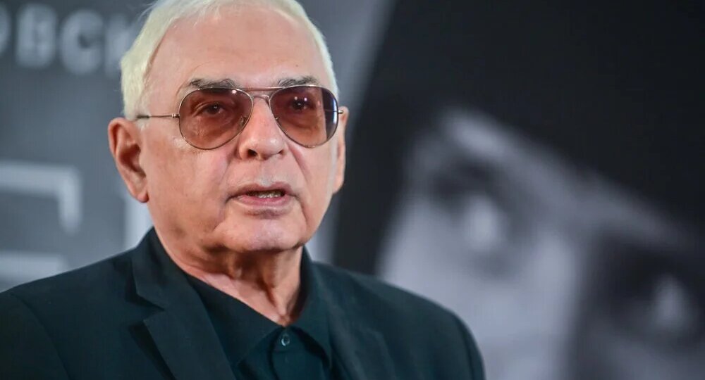 Карен Шахназаров тихо и спокойно сказал: "Им плевать!". И дал совет властям