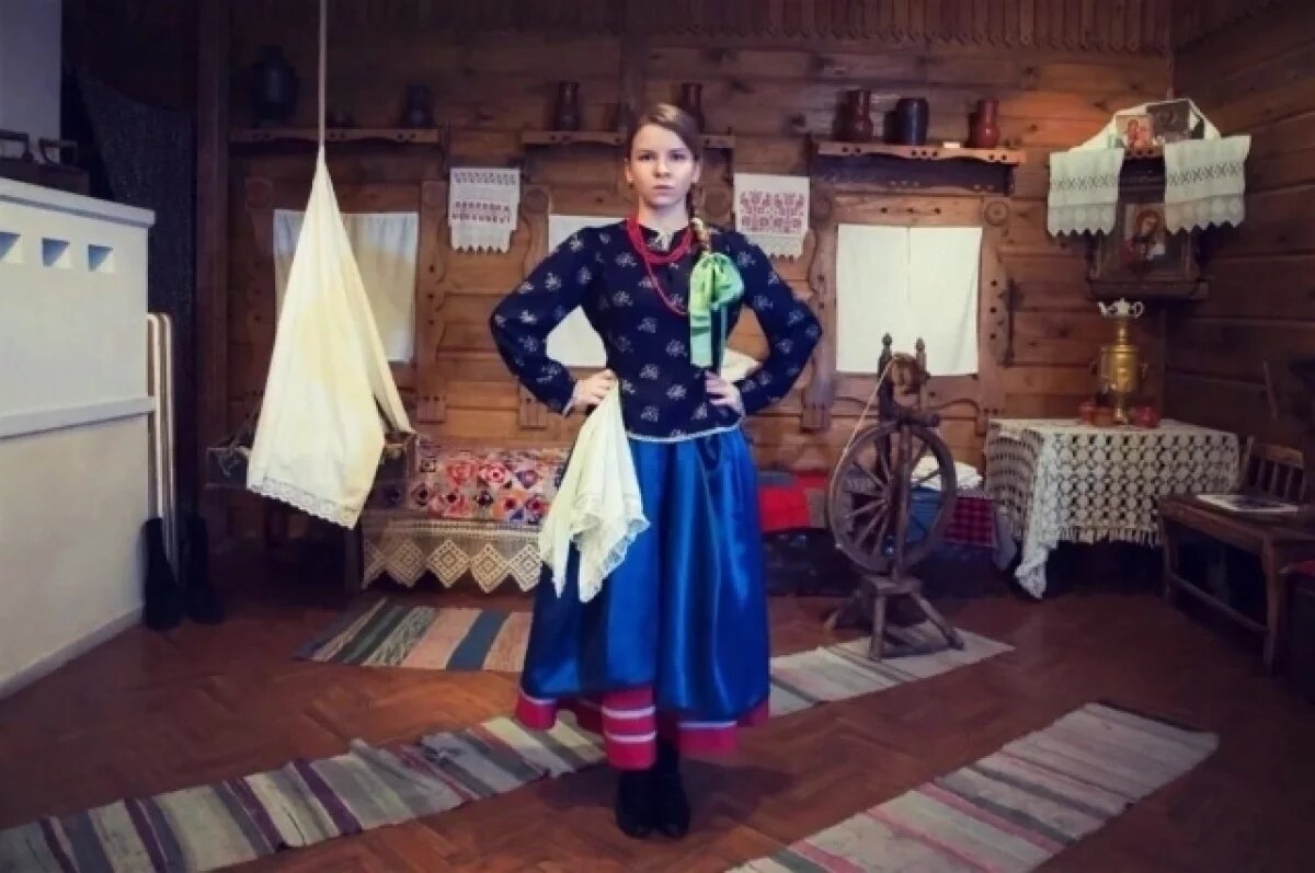    Костюм незамужней девушки из Малой Малышевки. На фото хорошо видна нижняя юбка, которая обязательно должна была быть красной.