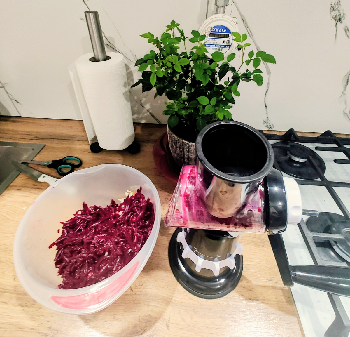 Вот и салат практически готов. Мне бы на этом с кухонными делами закончить, но...