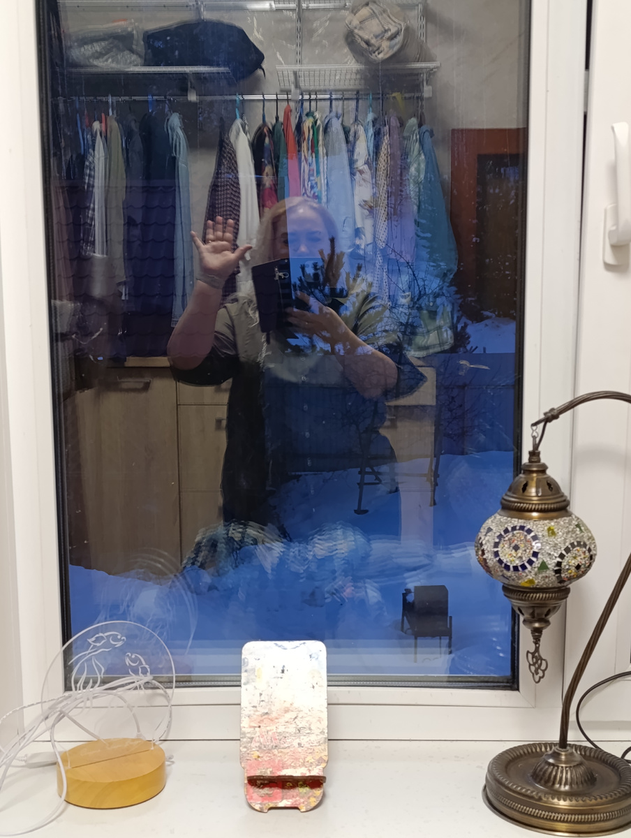 Фото автора, собираюсь на работу, в гардеробной пока нет зеркала, но окно отлично его заменяет.