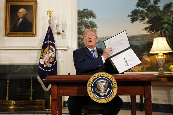 Президент США Дональд Трамп делает заявление по поводу Совместного всеобъемлющего плана действий в отношении Ирана в зале дипломатических приемов Белого дома в Вашингтоне, 8 мая 2018 года / Martin H. Simon/ZUMAPRESS.com/Global Look Press   📷