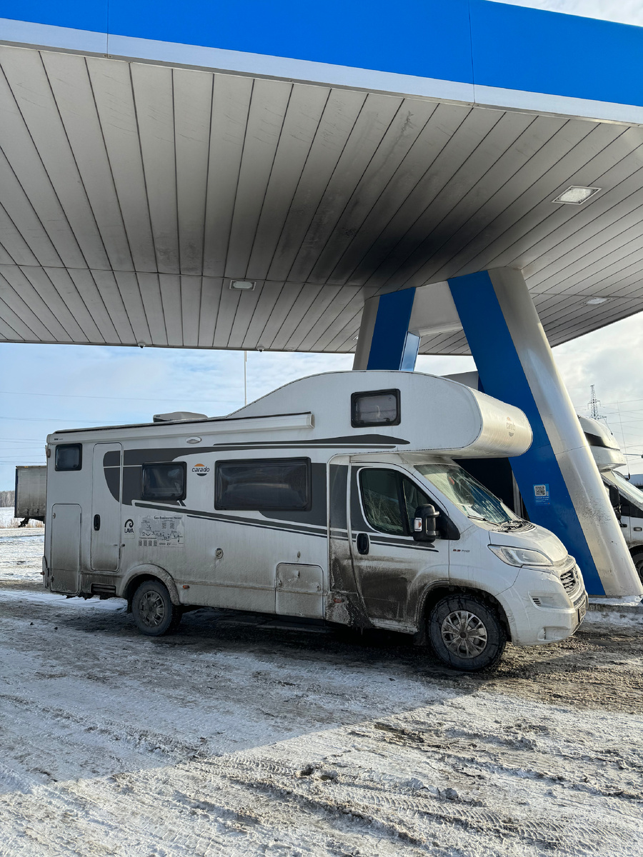 Начиная с Тюмени на дорогах появились реагенты и домик наш стал чумазым