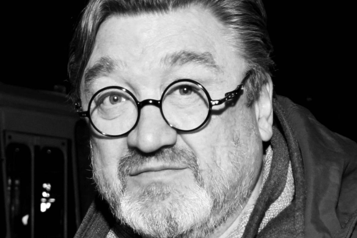     Тело обнаружила дочь: умер актер фильма «Принцесса цирка», режиссер Валентин Гнеушев