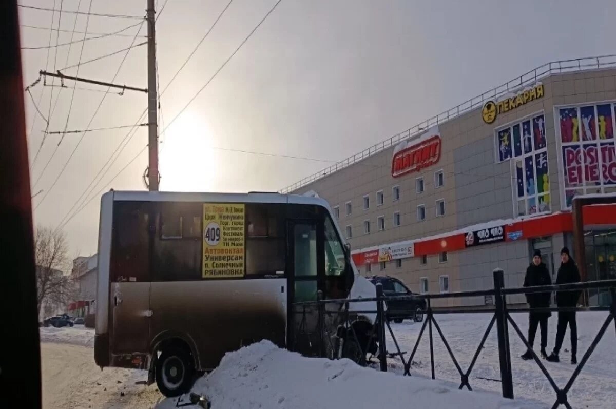    В Омске маршрутка въехала в ограждение у торгового центра