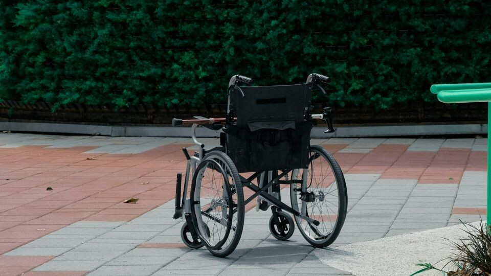    Инвалидная коляска. Источник: unsplash.com