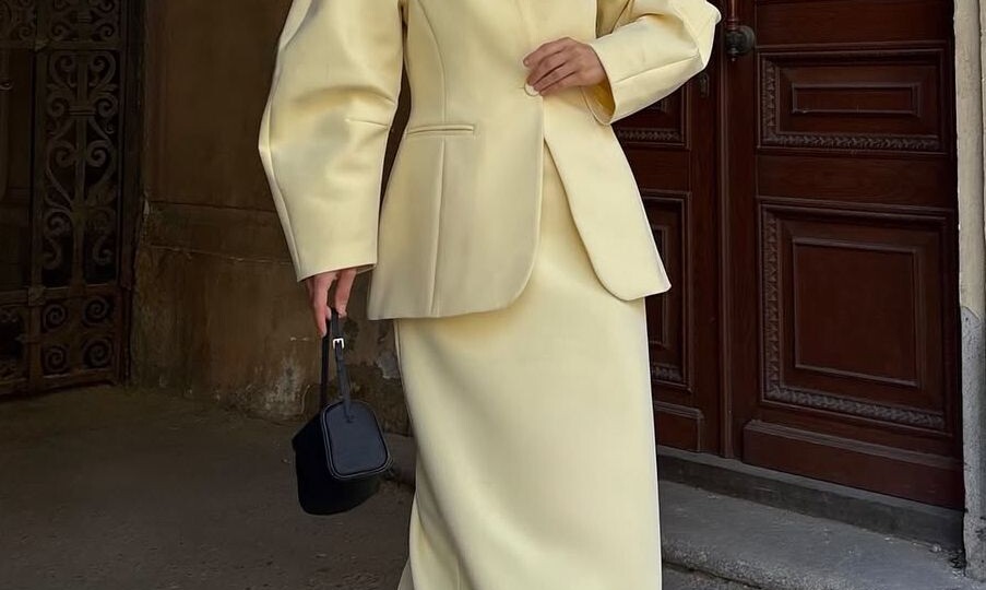 Больше солнышка: 10 простых и красивых образов с желтым, которые украсят любую женщину