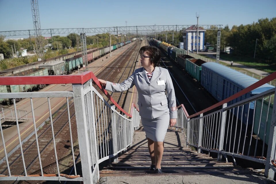 День Лилии Усовой начинается с железной дороги, здания вокзала и длинных гудков товарных поездов
Фото: Светлана МАКОВЕЕВА.