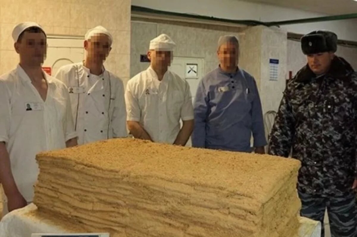    В Новосибирске осуждённые испекли гигантский торт длиной более метра