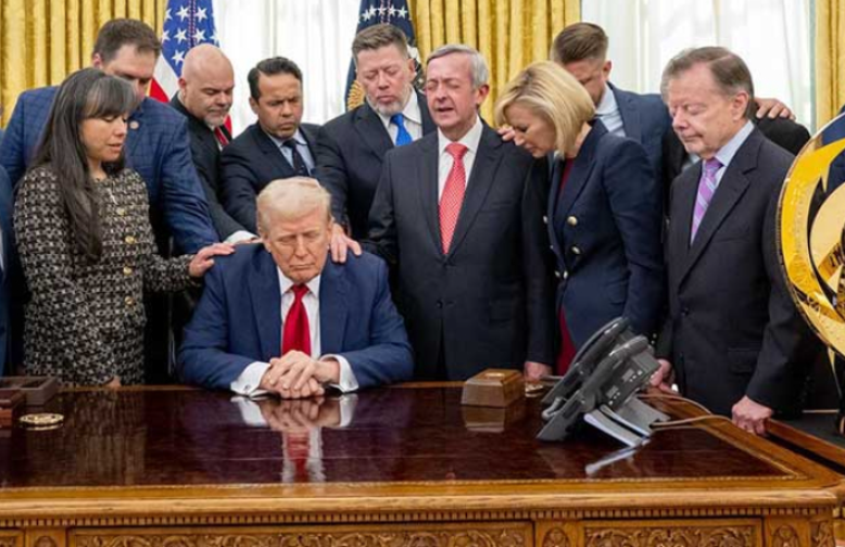 Блондинка справа от Трампа Пола Уайт-Кейн - его духовная мама