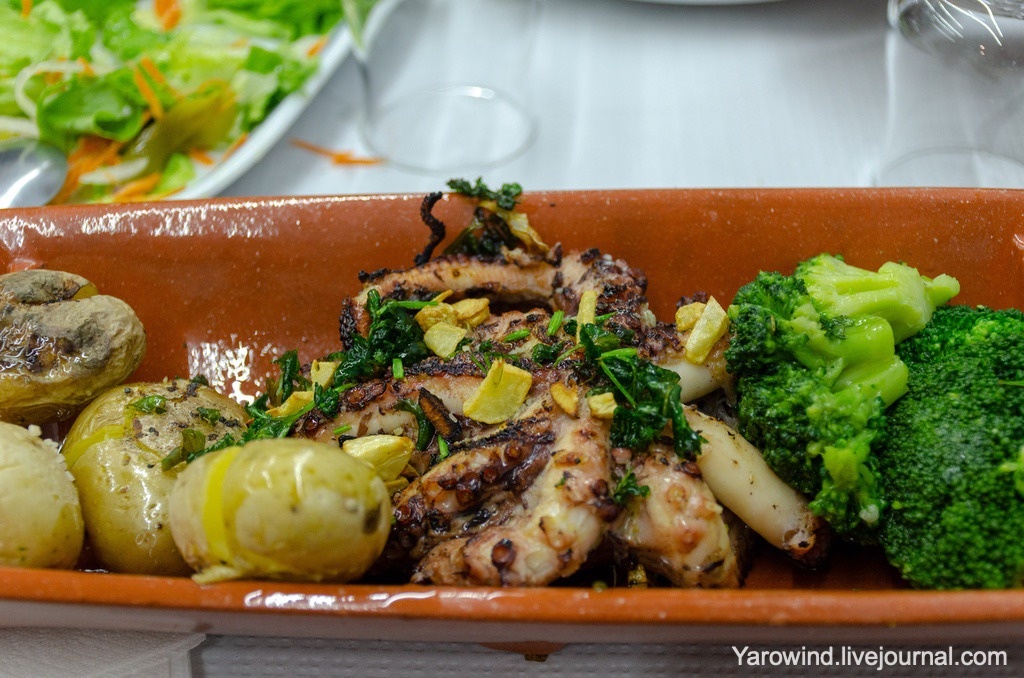 Жареный осьминог с овощами