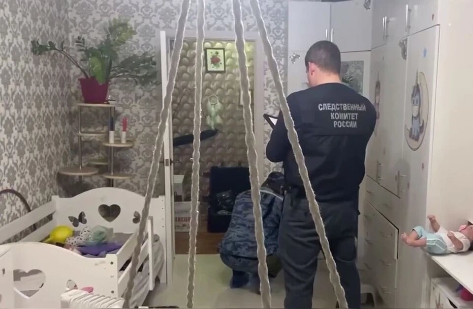 В квартире в Тольятти, где убили двух детей, работают следователи