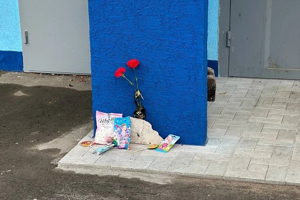 Жители Тольятти несут цветы и игрушки к подъезду, где убили детей.
Фото: Алиса ВЬЮШКИНА.