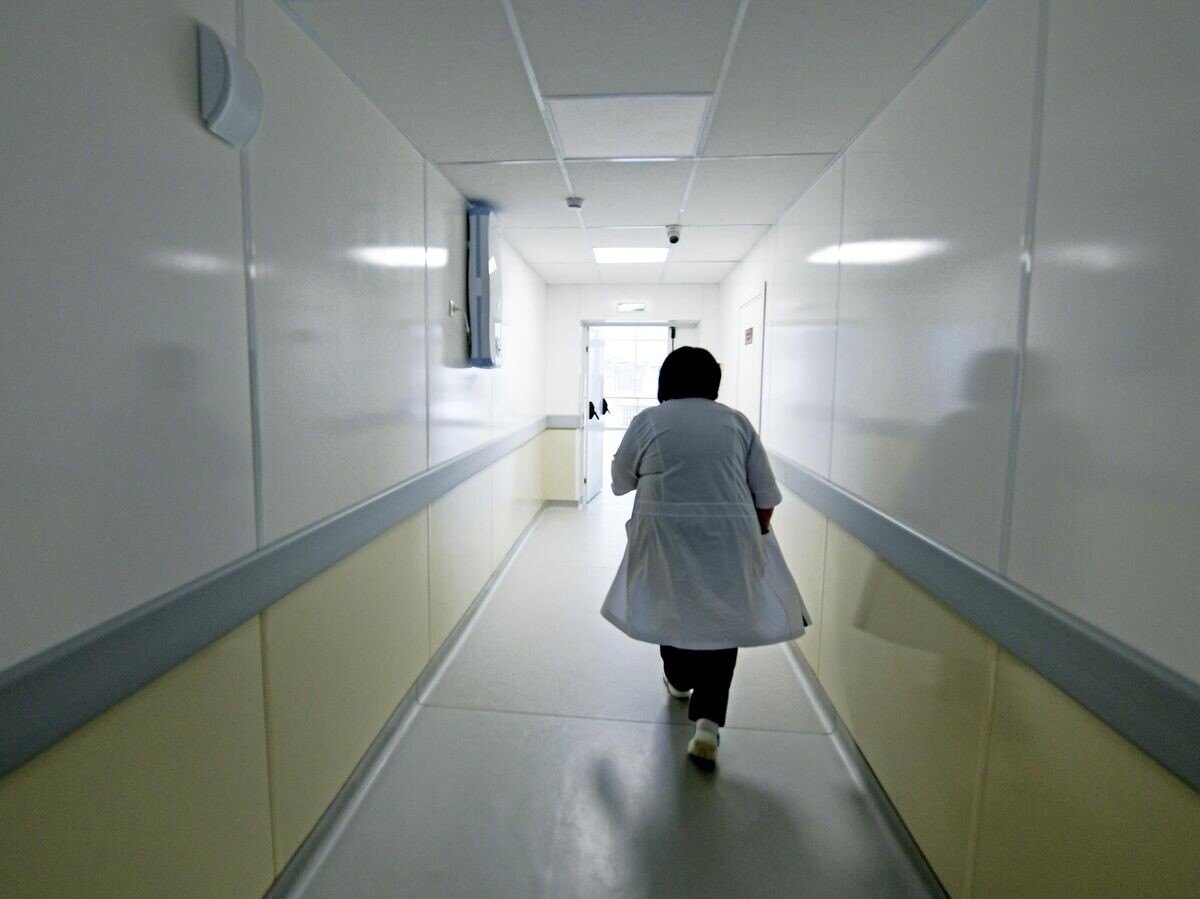    Медицинский сотрудник в коридоре больницы© РИА Новости . Таисия Воронцова
