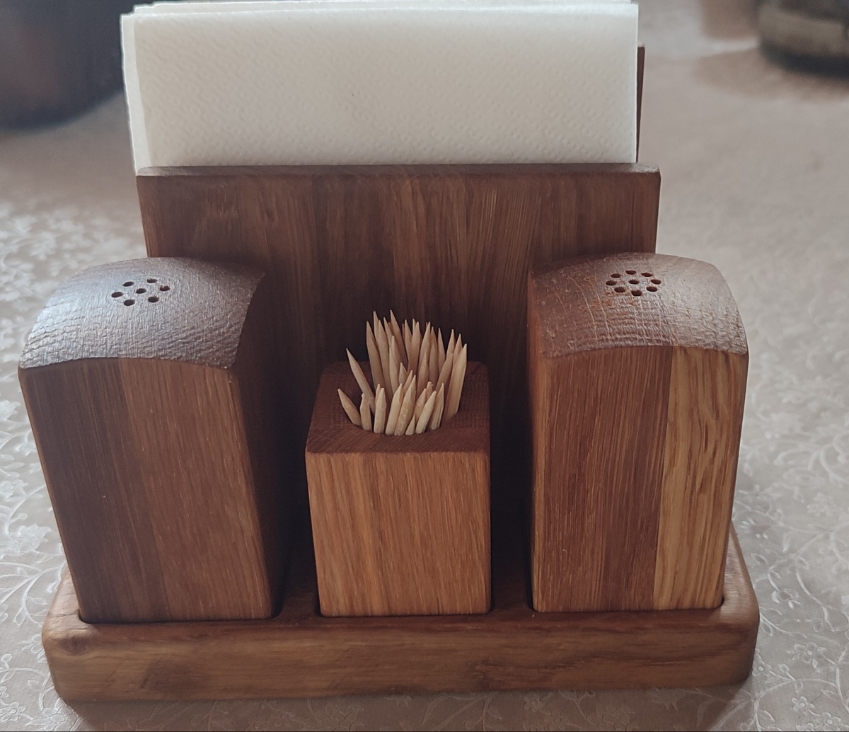 Ещё к подарку прилагались роллы, но я их уже давно съела 😁.