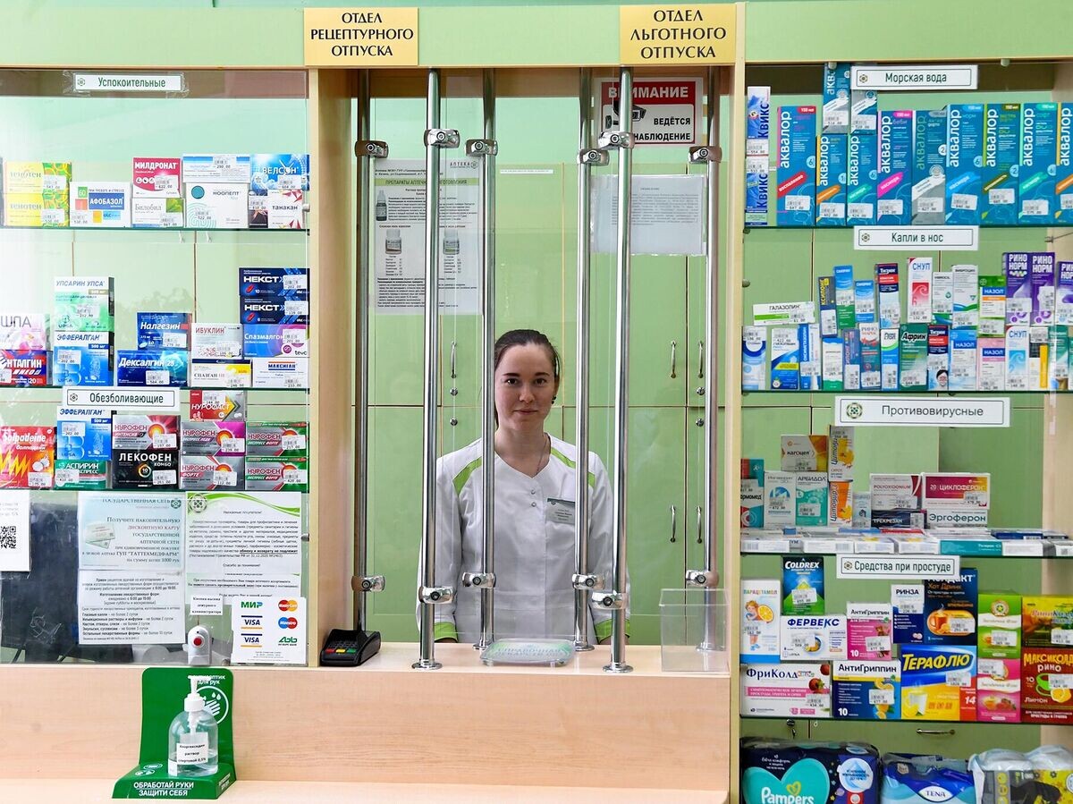    Фармацевт в государственной аптеке | © РИА Новости / Максим Богодвид