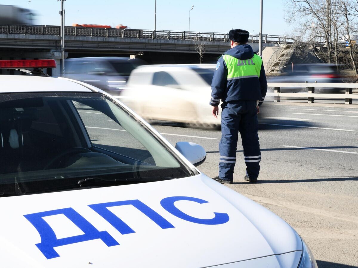    Сотрудник Госавтоинспекции останавливает автомобиль © РИА Новости . Григорий Сысоев