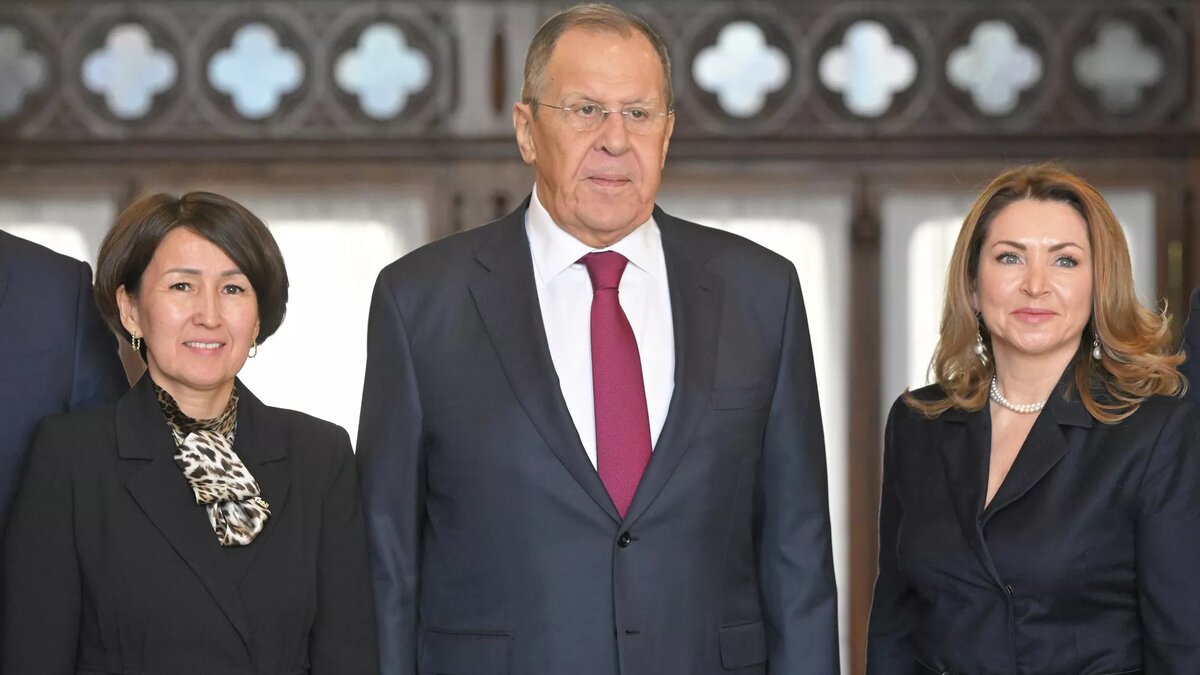 Гульзат Кабенова, Сергей Лавров и Наталья Бочарова © Sputnik / Сергей Гунеев