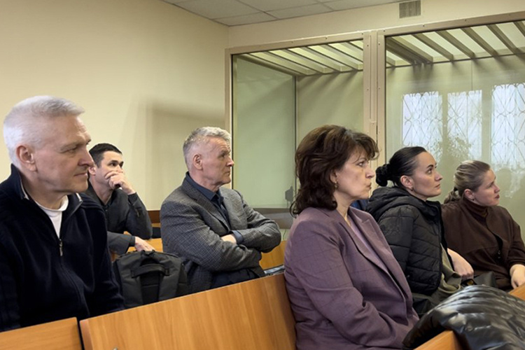    На скамье подсудимых, помимо Рината Ханбикова, оказались Игорь Есин, Фирдис Абдрахманов, Алла Куцакова, Гузель Салимгараева, Зухра Зиятдинова.   
Фото: Станислав Шемелов