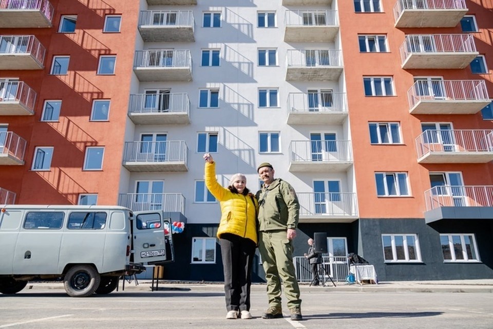    31 семья получила ключи от квартир в новом жилом комплексе «Красноярский». ФОТО: Администрация Главы ЛНР