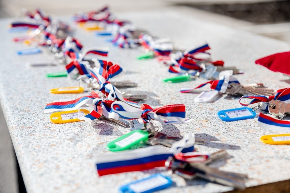    31 семья получила ключи от квартир в новом жилом комплексе «Красноярский». ФОТО: Администрация Главы ЛНР