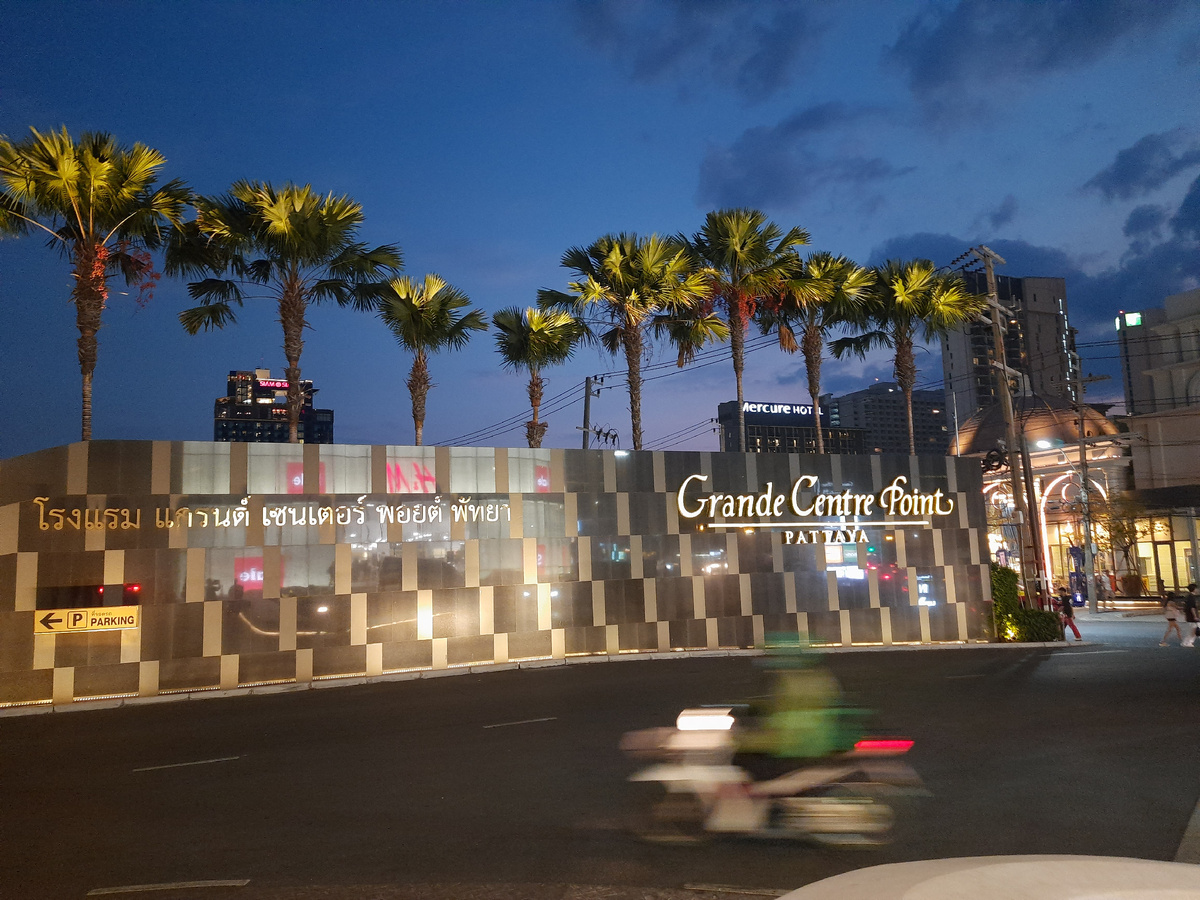 Фото сделано уже на выходе, когда на улице стемнело 