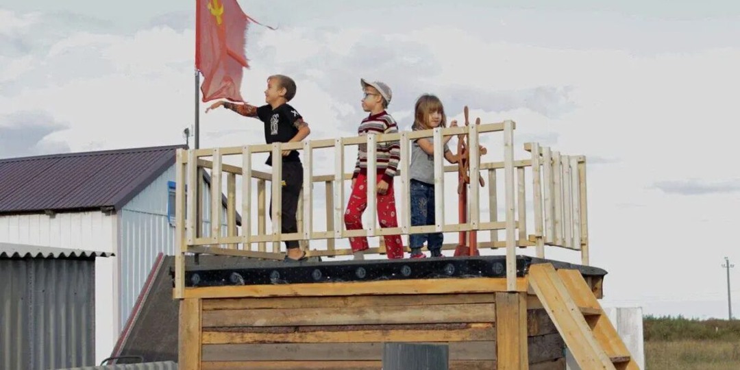 В доме играют на пианино и баяне, трубе и барабане